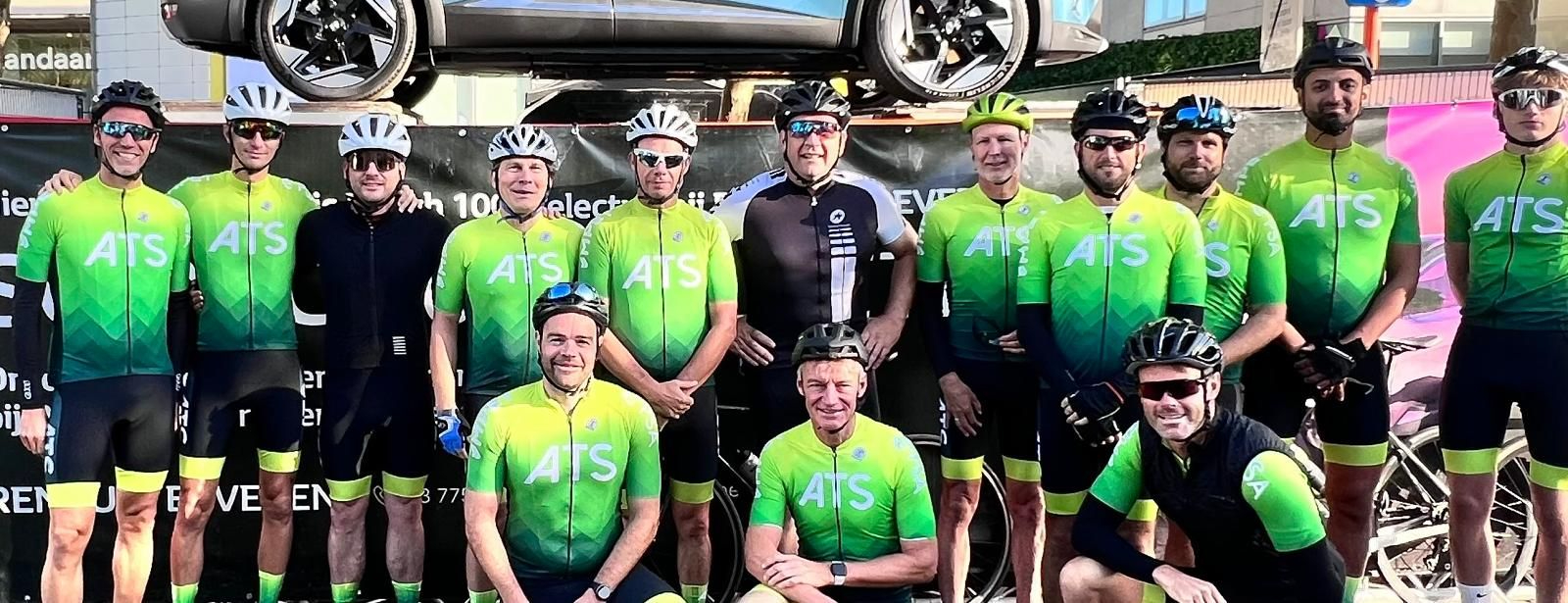 Medewerkers in fietsoutfit