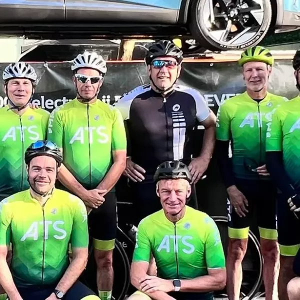 Medewerkers in fietsoutfit